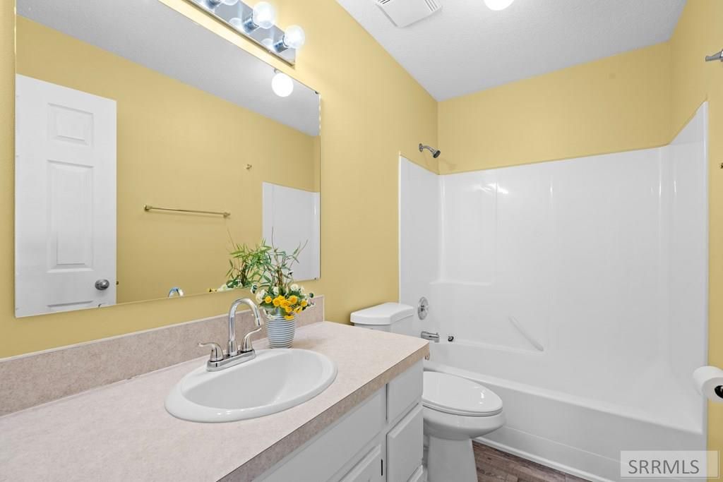 Image 32 of property listing at 2851 E Chasewood Drive, Ammon, ID 83406