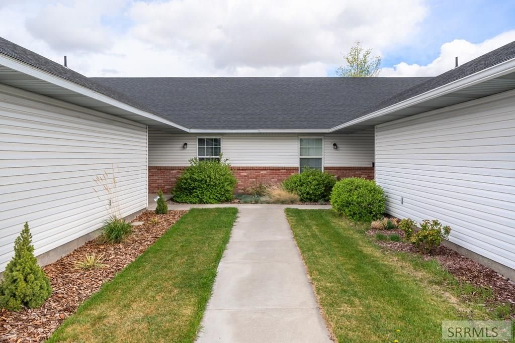 Image 4 of property listing at 2851 E Chasewood Drive, Ammon, ID 83406