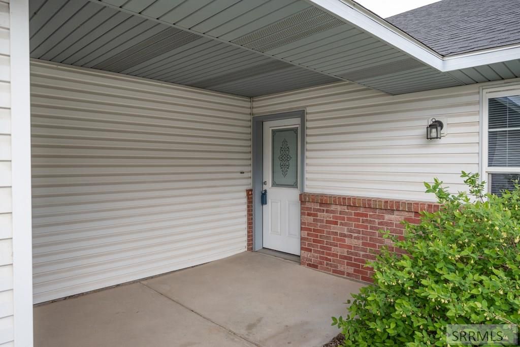 Image 5 of property listing at 2851 E Chasewood Drive, Ammon, ID 83406