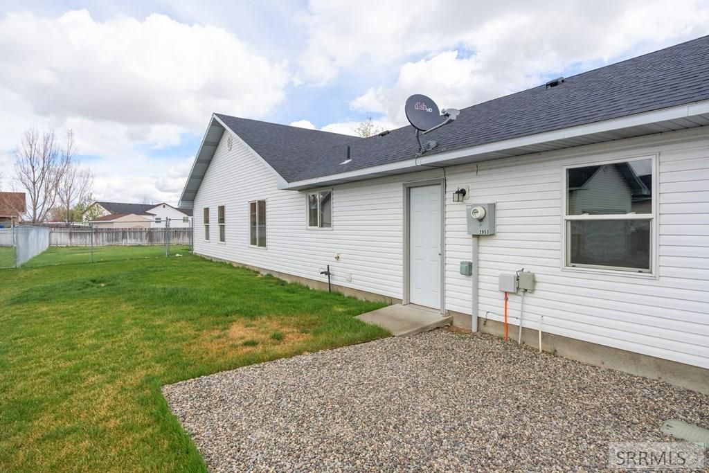 Image 6 of property listing at 2851 E Chasewood Drive, Ammon, ID 83406