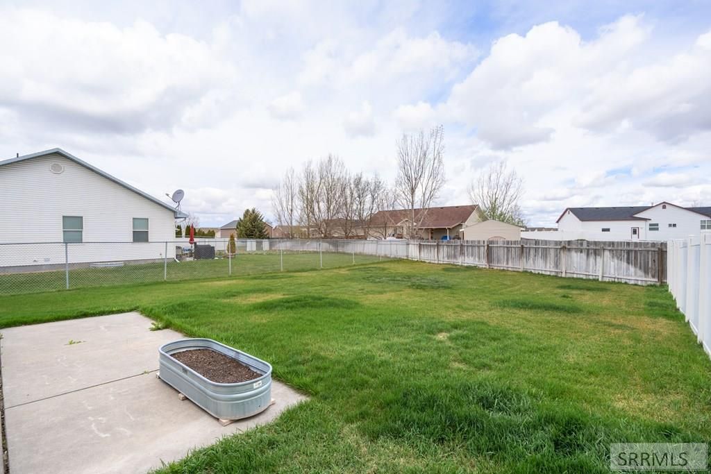 Image 9 of property listing at 2851 E Chasewood Drive, Ammon, ID 83406