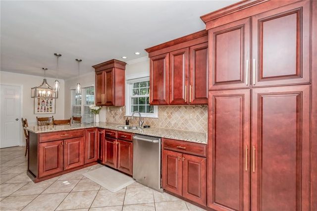 6221 Burntwood Drive N, Mobile, AL 36609