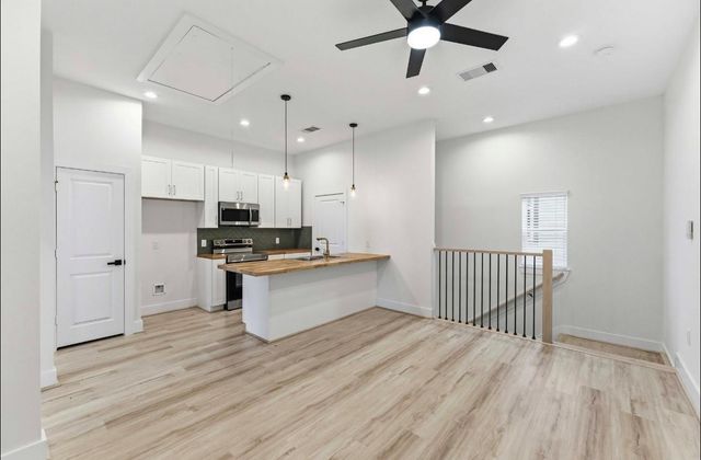 7805 Dyer St, Houston, TX 77088