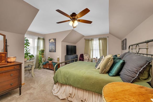 1622 Holiday Dr, Lake Holiday, IL 60548