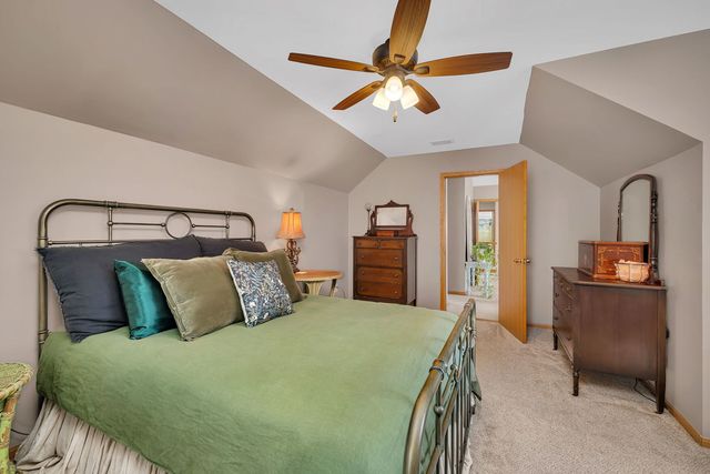 1622 Holiday Dr, Lake Holiday, IL 60548