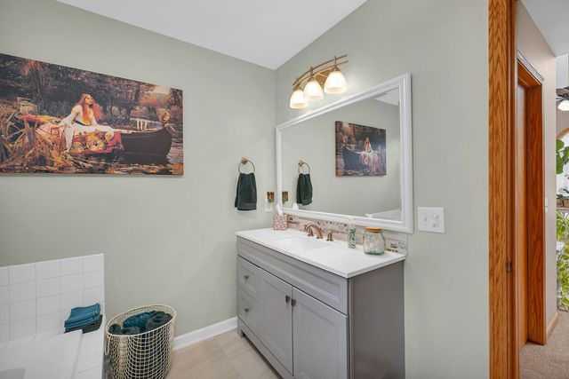 1622 Holiday Dr, Lake Holiday, IL 60548
