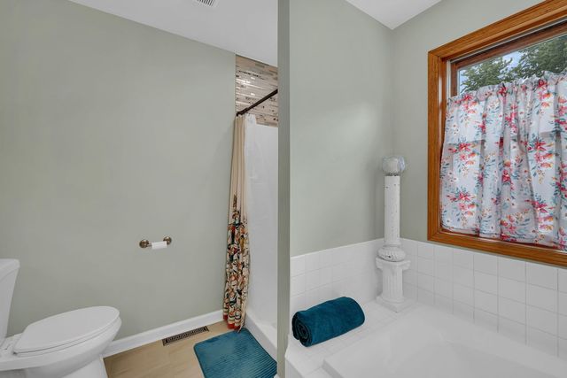 1622 Holiday Dr, Lake Holiday, IL 60548