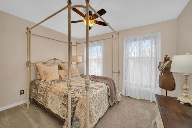 1622 Holiday Dr, Lake Holiday, IL 60548