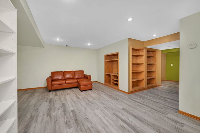 1622 Holiday Dr, Lake Holiday, IL 60548