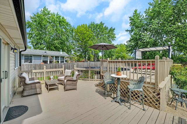 1622 Holiday Dr, Lake Holiday, IL 60548