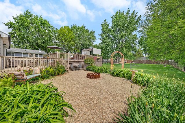 1622 Holiday Dr, Lake Holiday, IL 60548