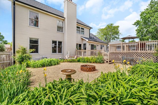 1622 Holiday Dr, Lake Holiday, IL 60548