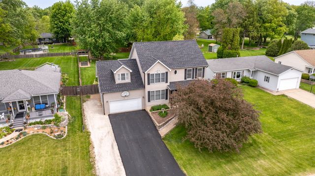 1622 Holiday Dr, Lake Holiday, IL 60548