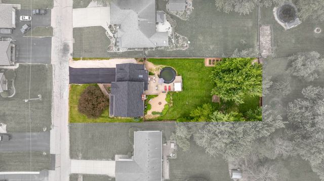 1622 Holiday Dr, Lake Holiday, IL 60548