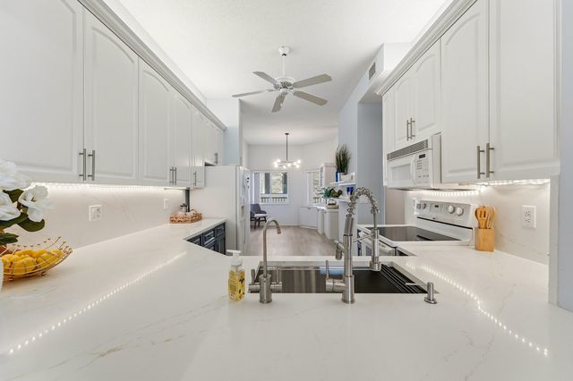 7478 GRANVILLE Drive 406, Tamarac, FL 33321