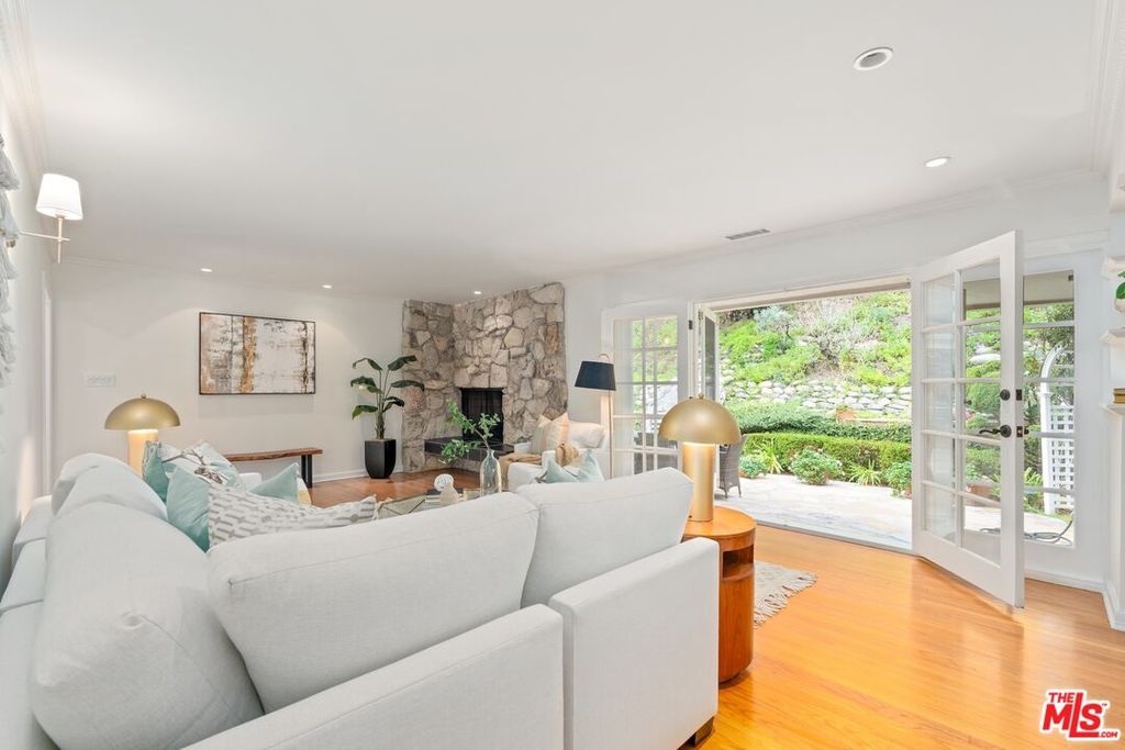 Image 10 of property listing at 2717 Ellison Dr, Beverly Hills, CA 90210