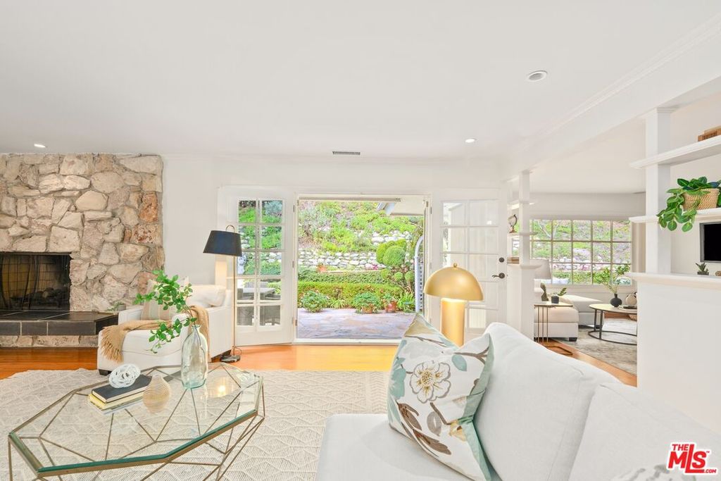 Image 11 of property listing at 2717 Ellison Dr, Beverly Hills, CA 90210