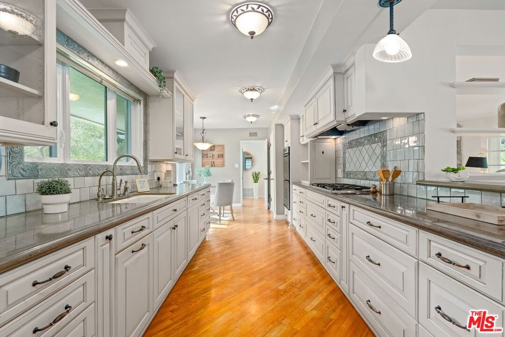 Image 19 of property listing at 2717 Ellison Dr, Beverly Hills, CA 90210