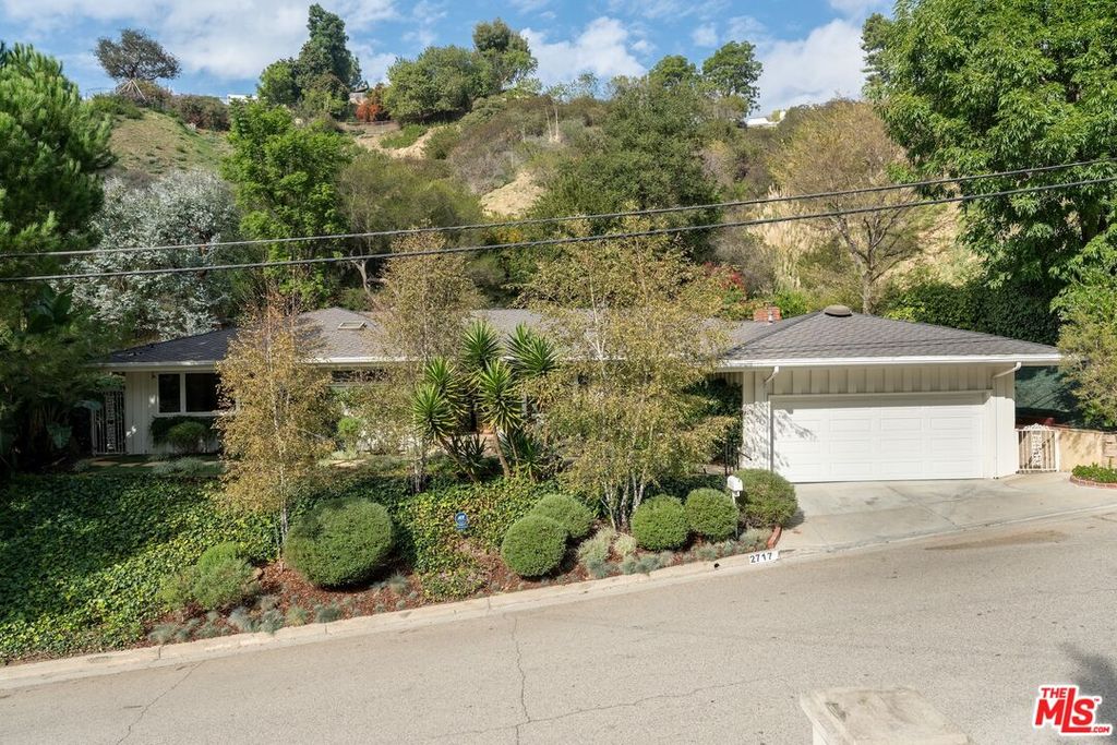 Image 3 of property listing at 2717 Ellison Dr, Beverly Hills, CA 90210