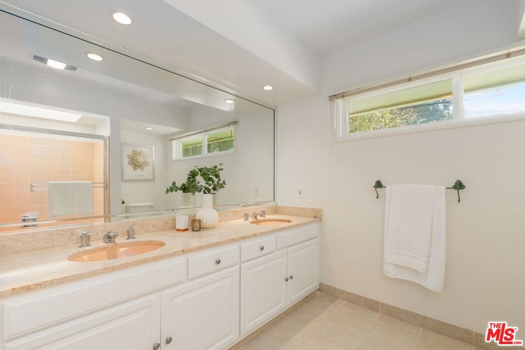 Image 33 of property listing at 2717 Ellison Dr, Beverly Hills, CA 90210