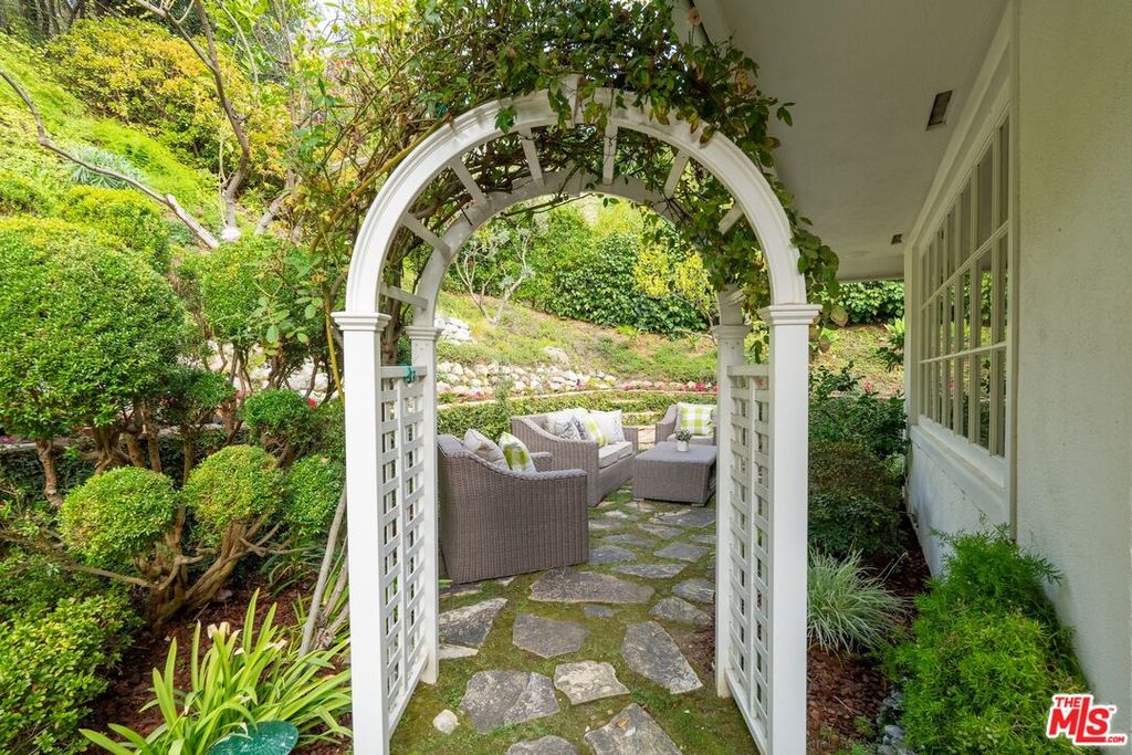 Image 37 of property listing at 2717 Ellison Dr, Beverly Hills, CA 90210