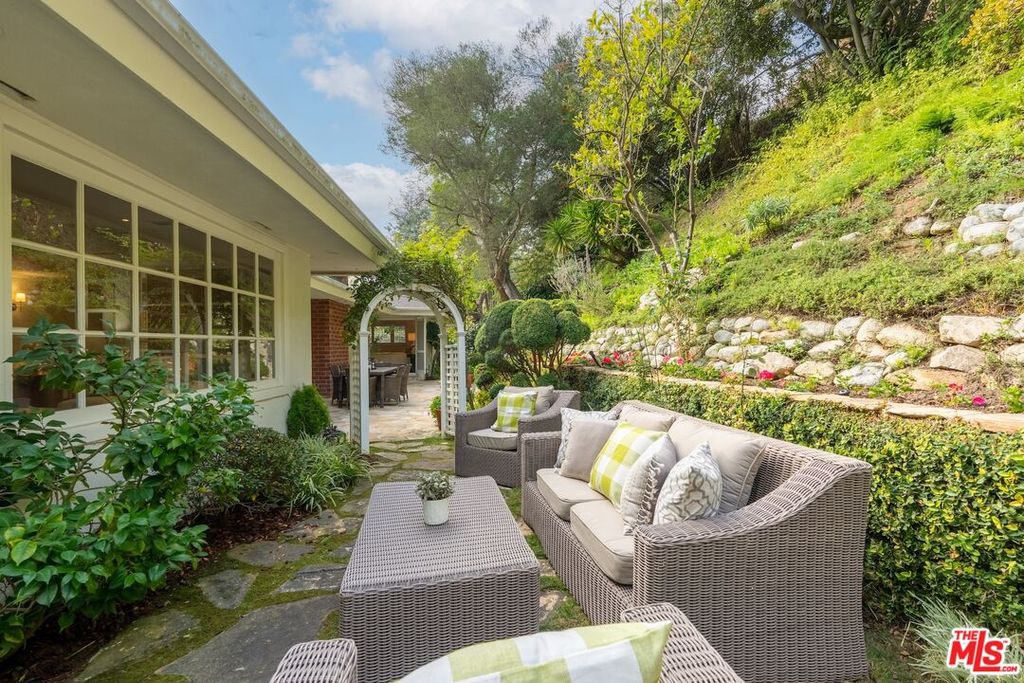 Image 38 of property listing at 2717 Ellison Dr, Beverly Hills, CA 90210