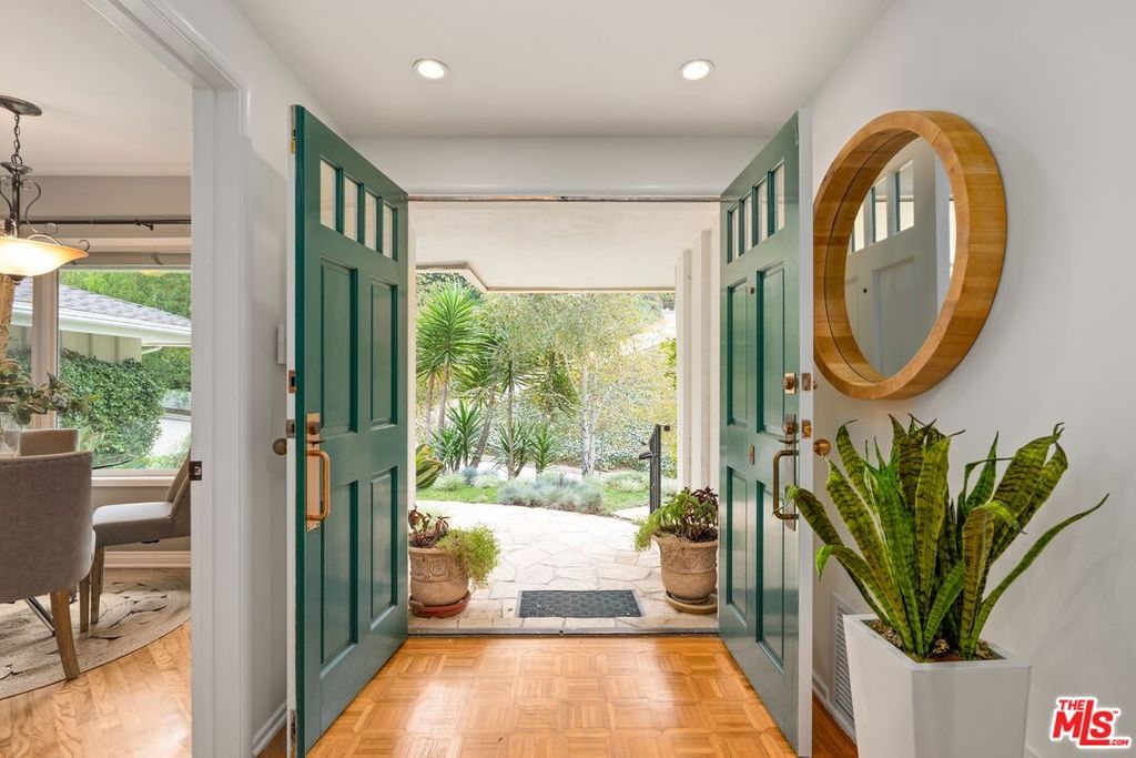 Image 4 of property listing at 2717 Ellison Dr, Beverly Hills, CA 90210