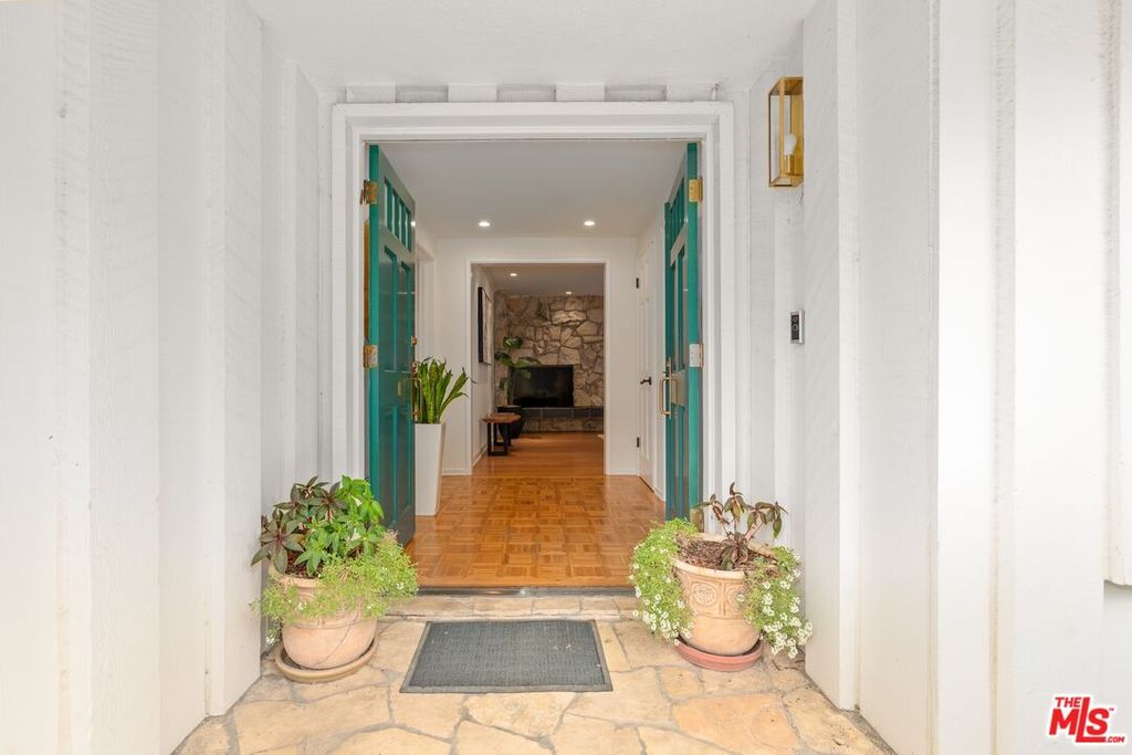 Image 5 of property listing at 2717 Ellison Dr, Beverly Hills, CA 90210
