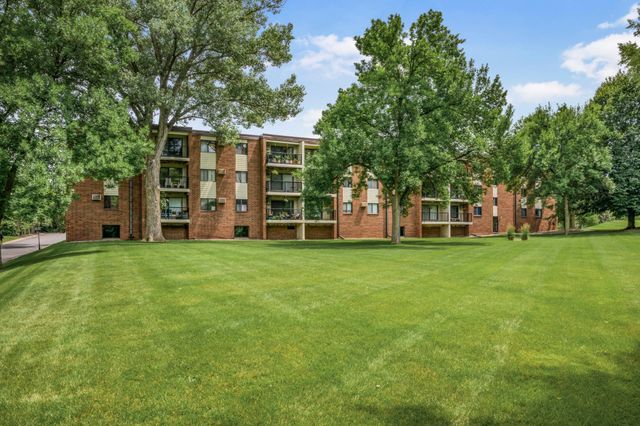 4 Pine Tree Drive 321, Arden Hills, MN 55112