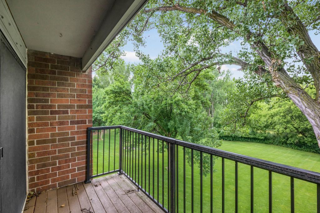 4 Pine Tree Drive 321, Arden Hills, MN 55112