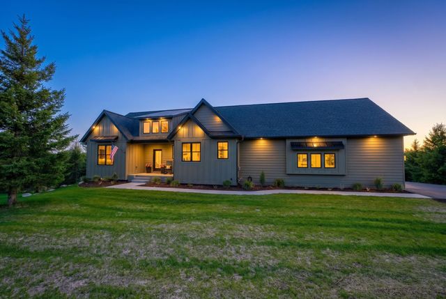 908 Gavin Pass, Hudson, WI 54016