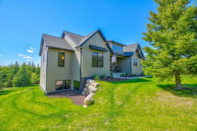 908 Gavin Pass, Hudson, WI 54016