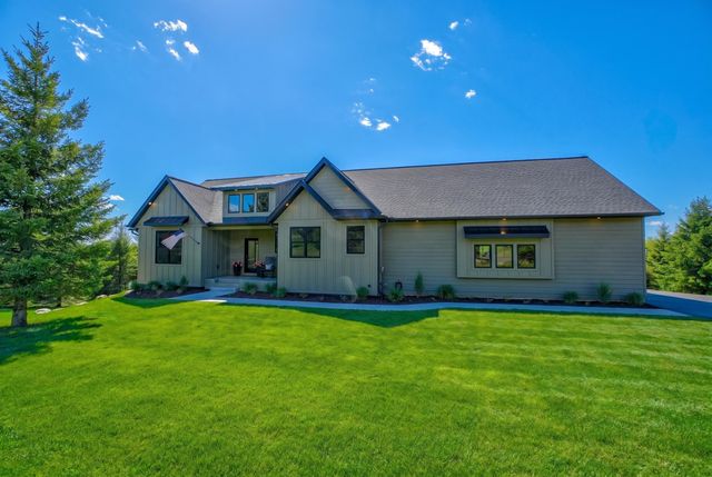 908 Gavin Pass, Hudson, WI 54016