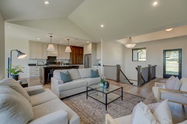 908 Gavin Pass, Hudson, WI 54016
