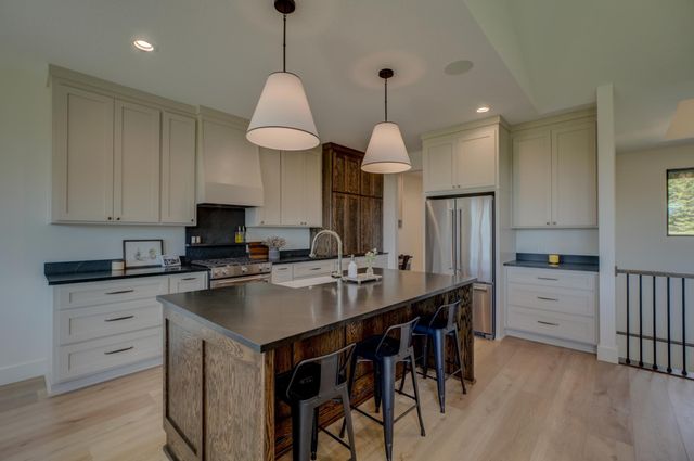 908 Gavin Pass, Hudson, WI 54016