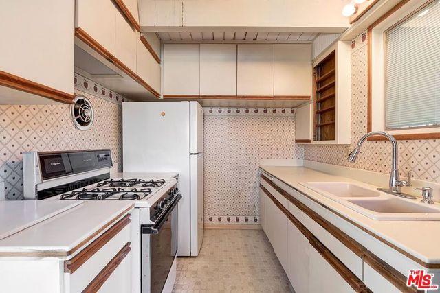 2274 Vasanta Way, Los Angeles, CA 90068