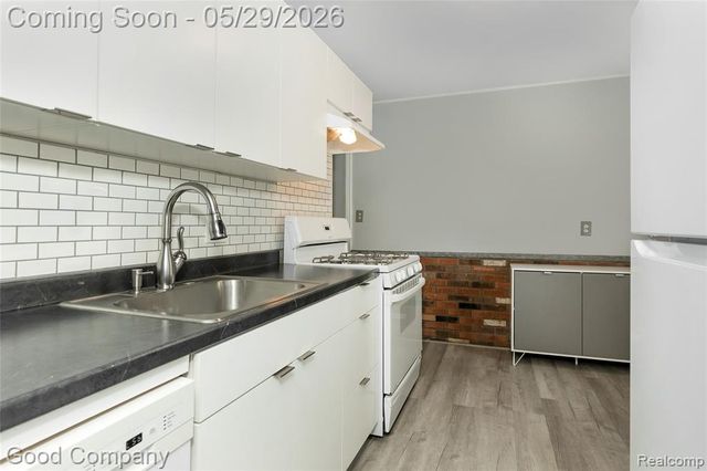 1605 E Hazelhurst Street, Ferndale, MI 48220