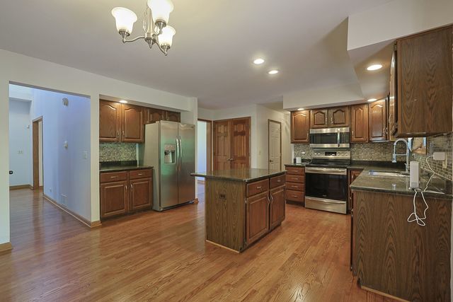 37 Mark Drive, Hawthorn Woods, IL 60047