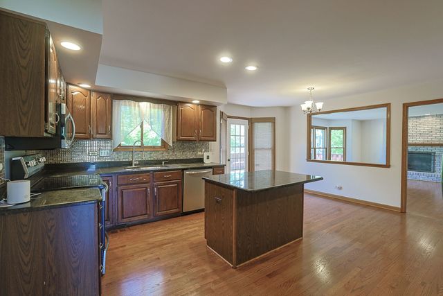 37 Mark Drive, Hawthorn Woods, IL 60047