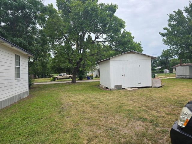 1517 School ST, Gonzales, TX 78629