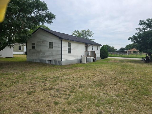 1517 School ST, Gonzales, TX 78629