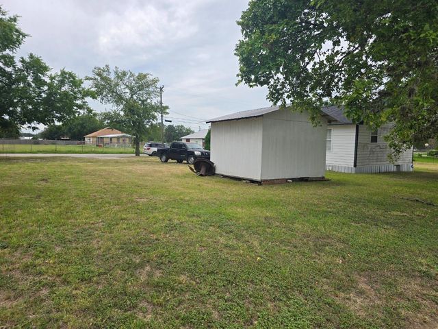 1517 School ST, Gonzales, TX 78629