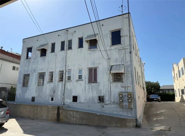 328 N Mariposa, Los Angeles, CA 90004