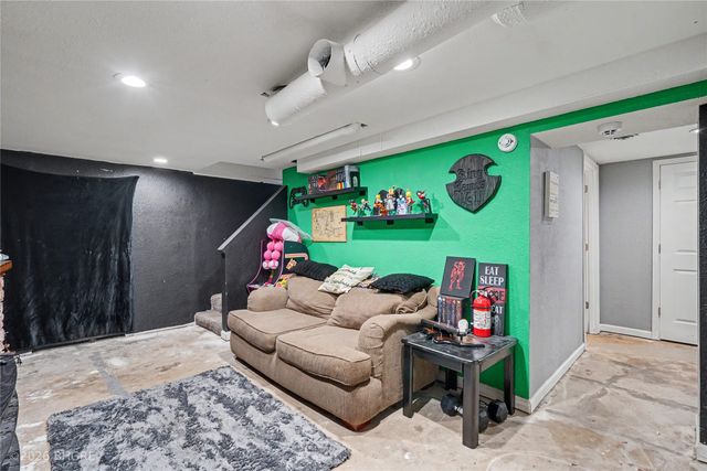 805 Payton Avenue, Des Moines, IA 50315