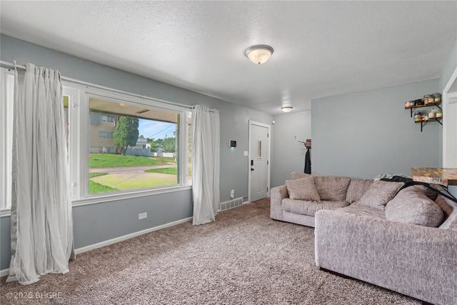 805 Payton Avenue, Des Moines, IA 50315