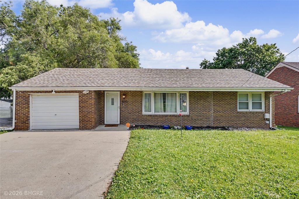 805 Payton Avenue, Des Moines, IA 50315