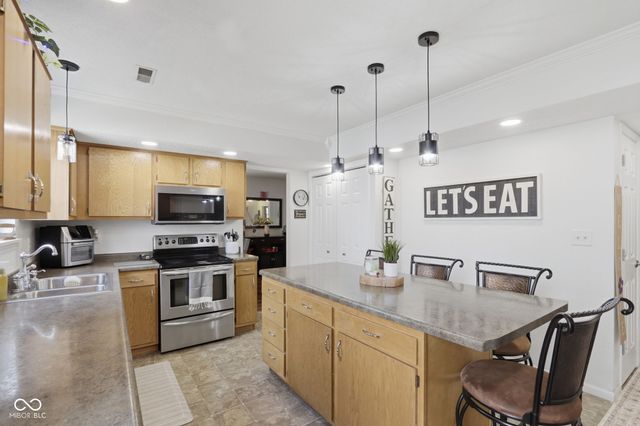 7713 Lake Vista Lane, Indianapolis, IN 46217