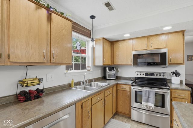 7713 Lake Vista Lane, Indianapolis, IN 46217