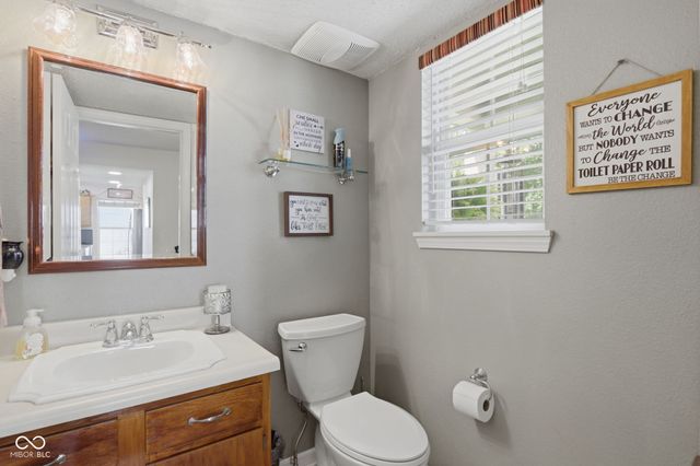 7713 Lake Vista Lane, Indianapolis, IN 46217