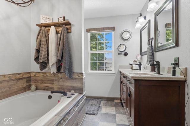 7713 Lake Vista Lane, Indianapolis, IN 46217